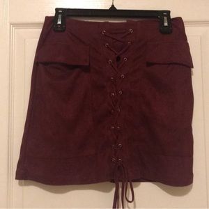 Pretty Little Thing Side Zip Mini Skirt, suede style
Color is Burgundy